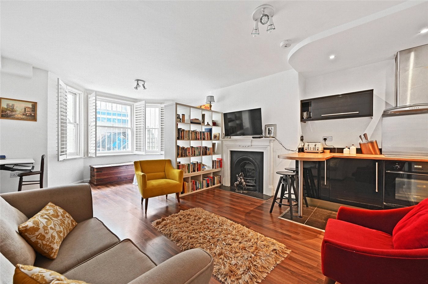 Flat Sinclair Gardens in Greater London
