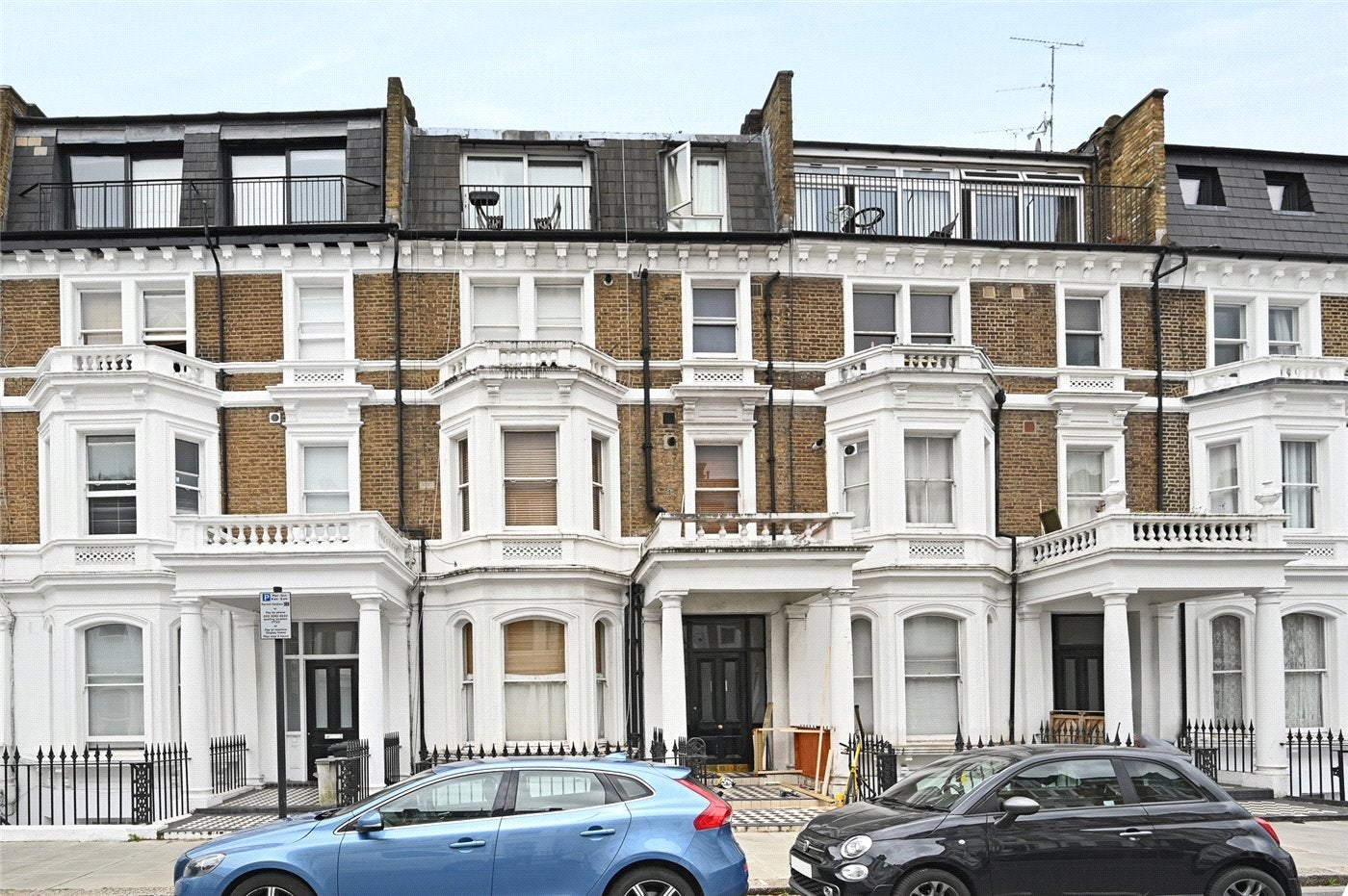 Flat Sinclair Gardens in Greater London