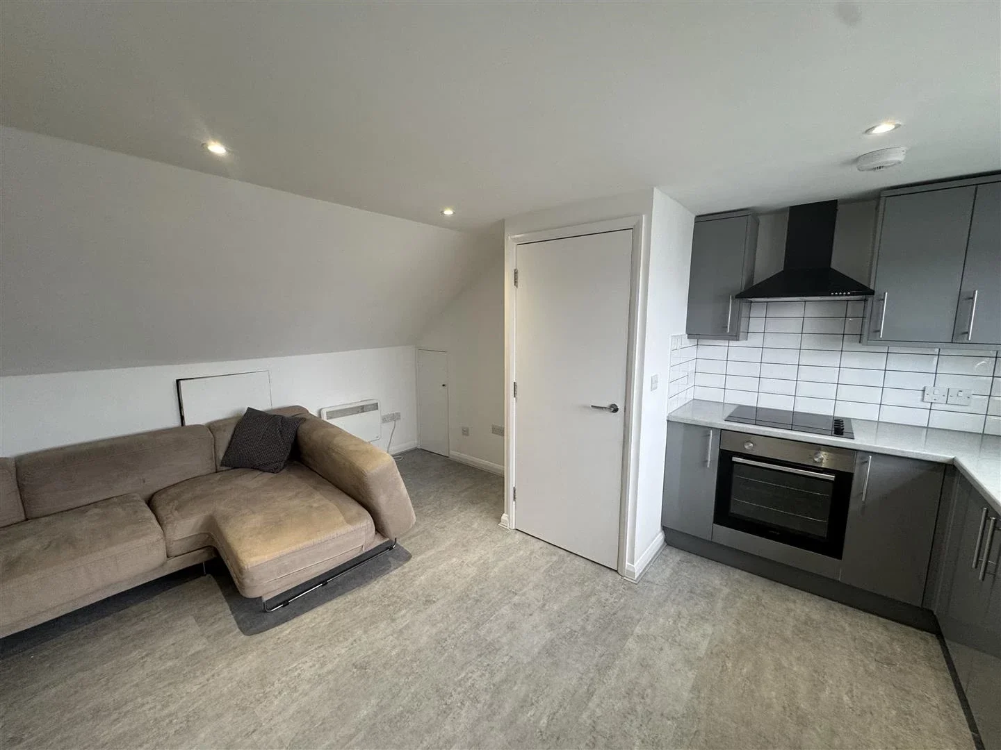 Flat Normanshire Drive in Greater London