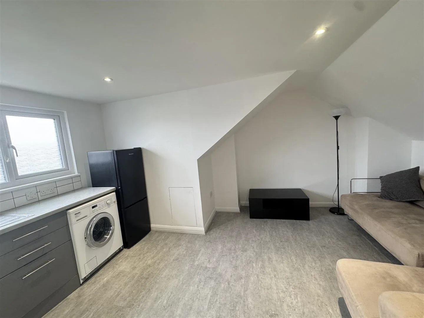 Flat Normanshire Drive in Greater London