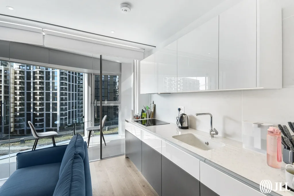 Flat Kirtling Street in Greater London