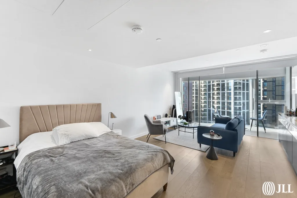 Flat Kirtling Street in Greater London