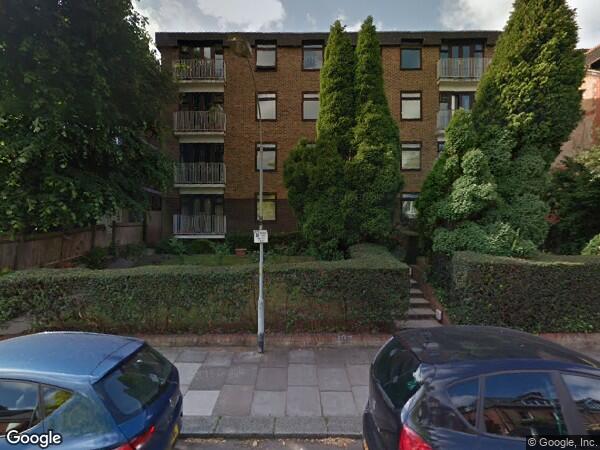 Flat Avenue Road in Greater London