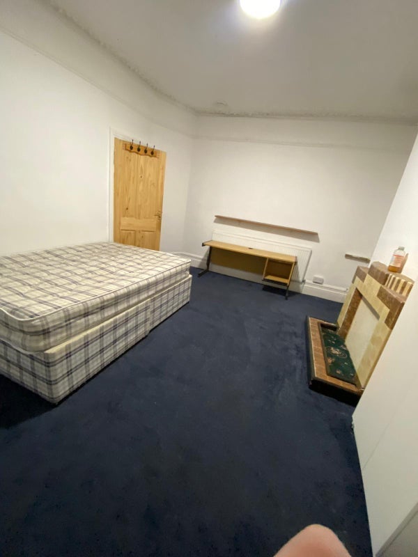Room Downend Road in Bristol