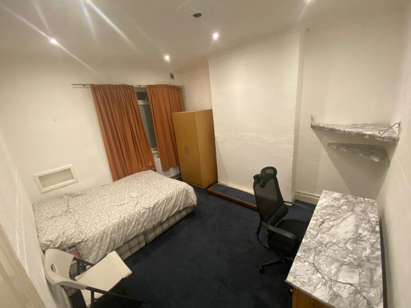 Room Downend Road in Bristol