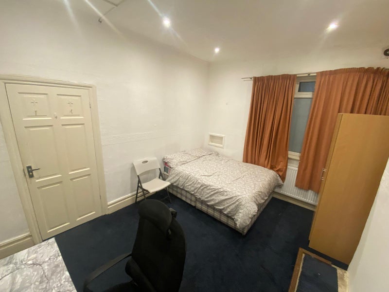 Room Downend Road in Bristol