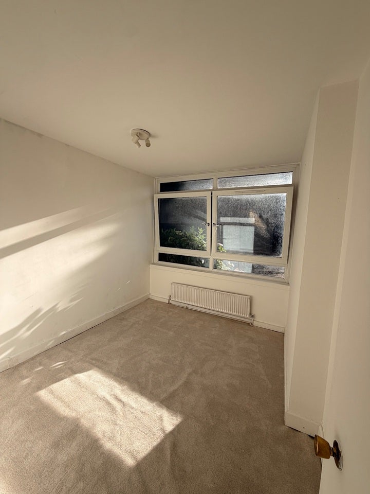 Flat Great North Way in Greater London