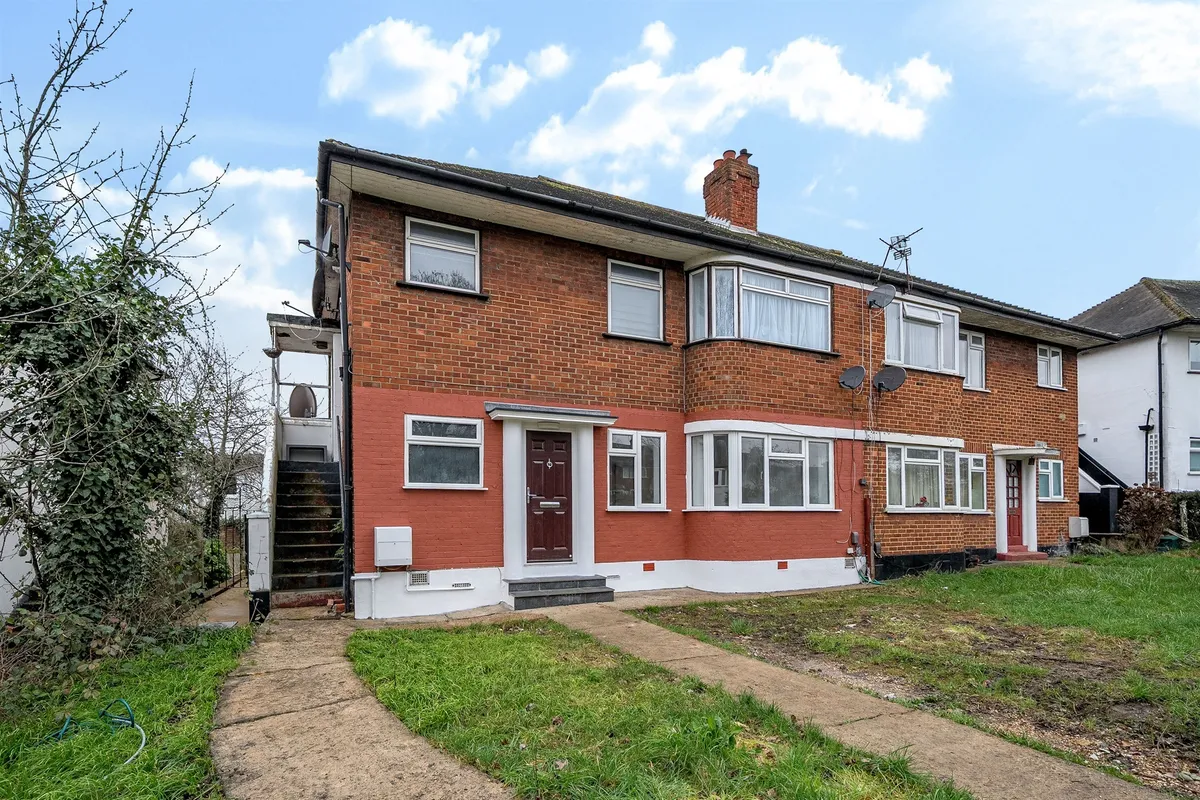 Flat Cavendish Avenue in Greater London