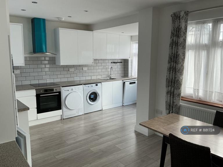 House Wigginton Avenue in Greater London