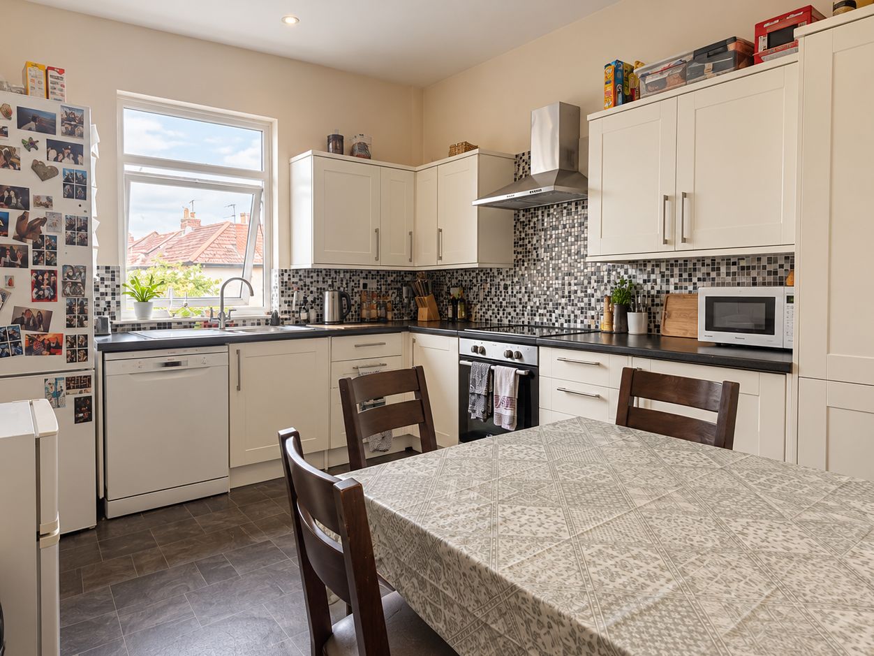 Flat Sommerville Road in Bristol