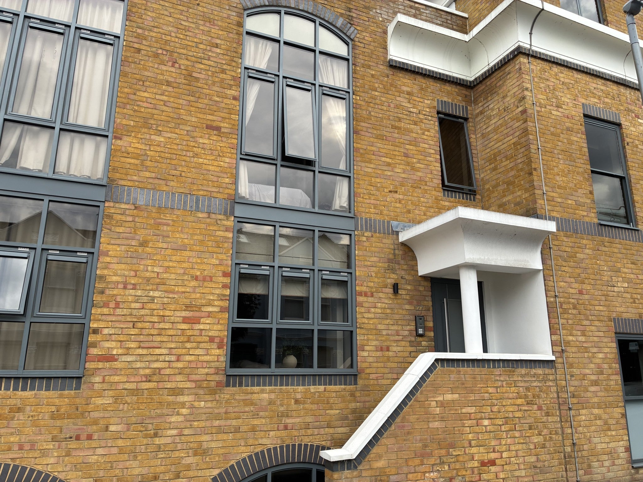 Flat Deodar Road in Greater London