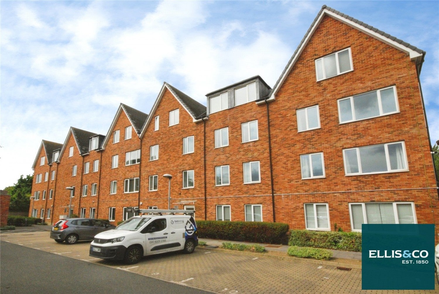 Flat Brent Court in Greater London