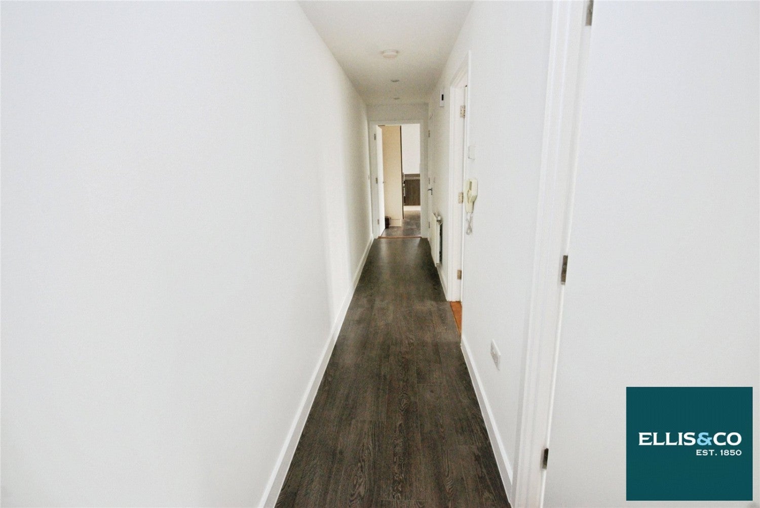 Flat Brent Court in Greater London