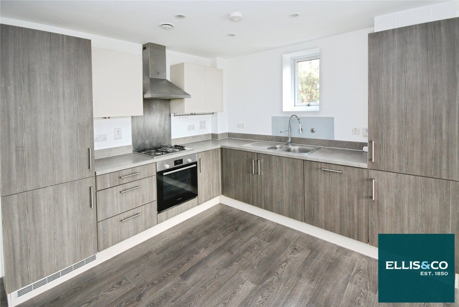 Flat Brent Court in Greater London
