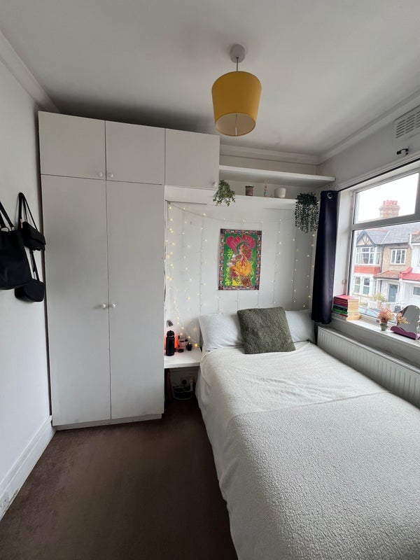 Room Fircroft Road in Greater London
