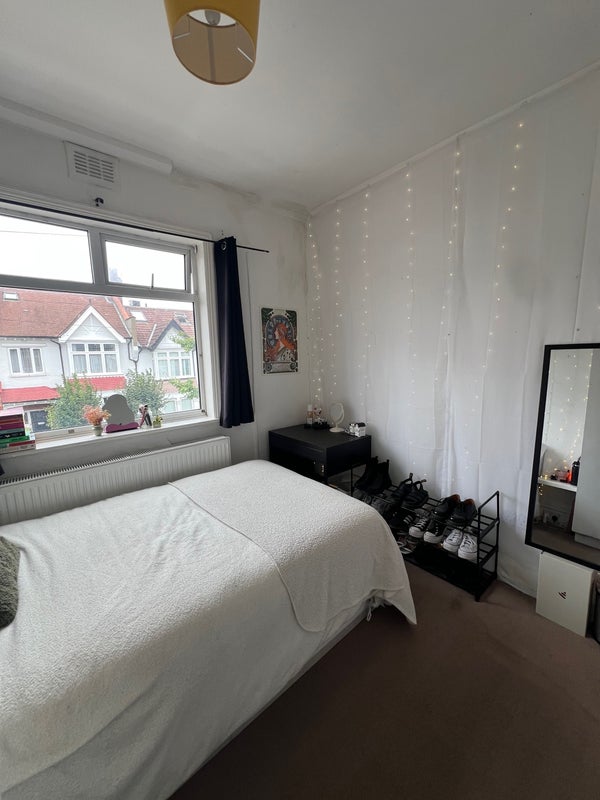 Room Fircroft Road in Greater London