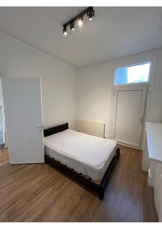 Room Plato Road in Greater London
