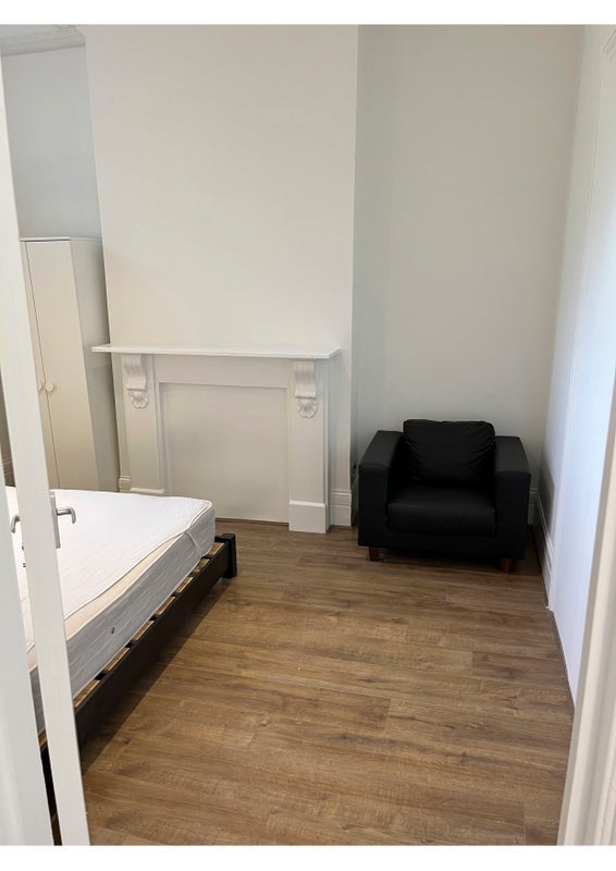 Room Plato Road in Greater London