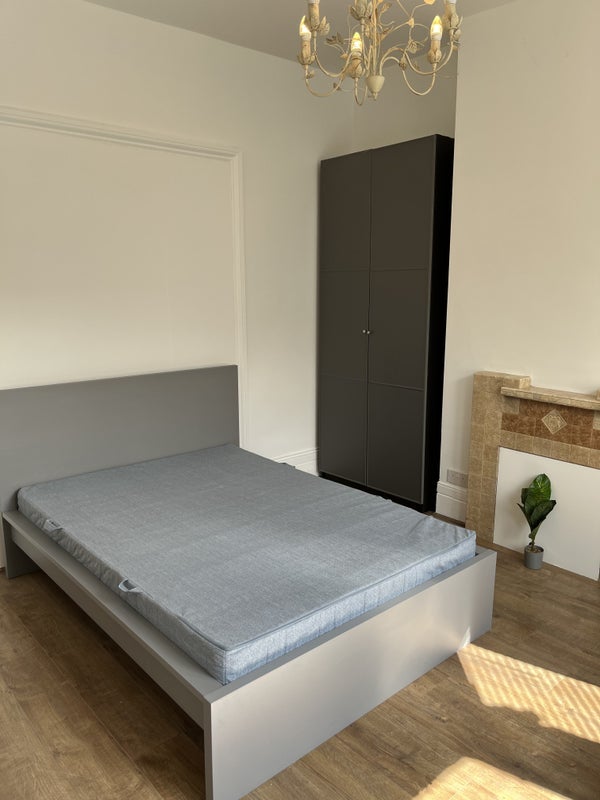 Room Plato Road in Greater London
