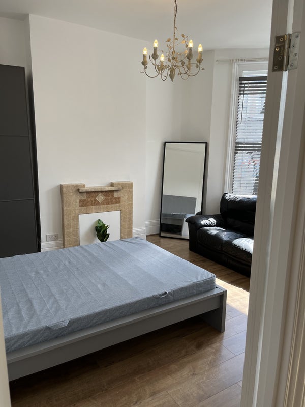 Room Plato Road in Greater London