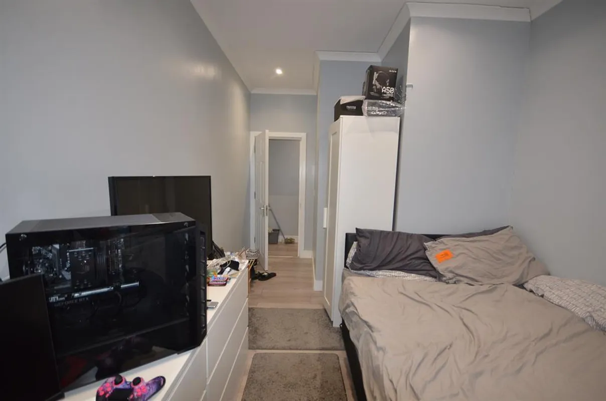 Room Clarendon Gardens in Greater London