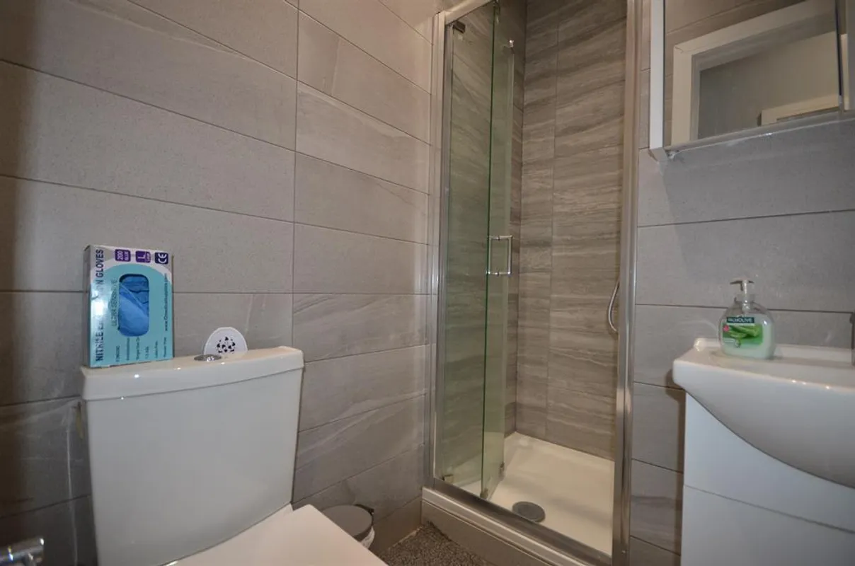 Room Clarendon Gardens in Greater London