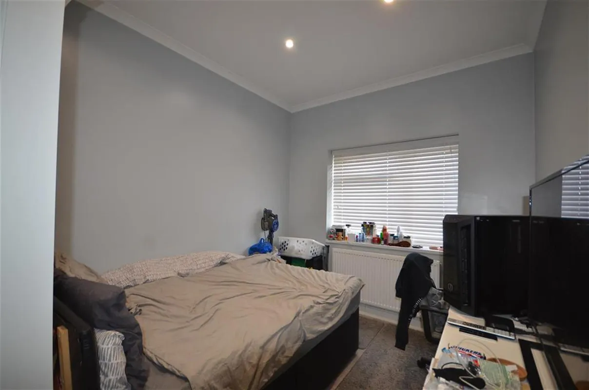 Room Clarendon Gardens in Greater London