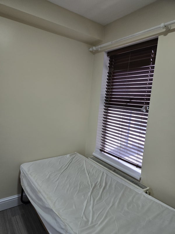 Room Dundee Road in Greater London