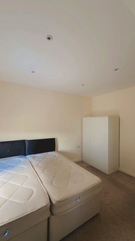 Room Lonsdale Avenue in Greater London