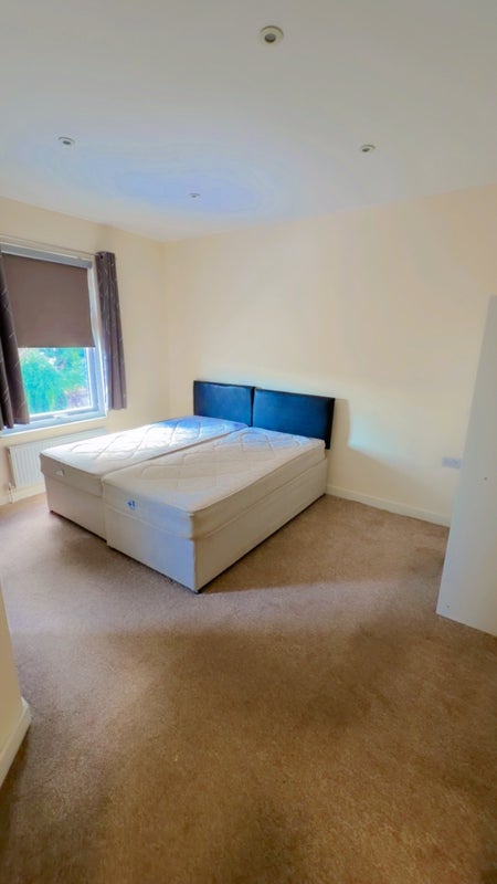 Room Lonsdale Avenue in Greater London