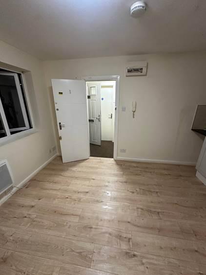 Flat Barnfield Road in Greater London