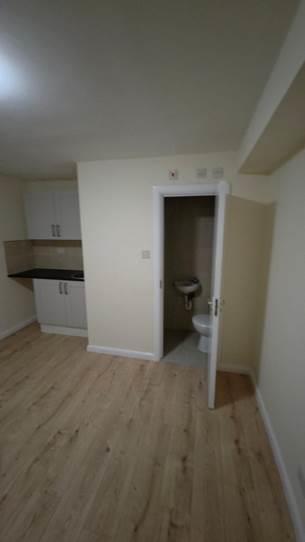 Flat Barnfield Road in Greater London