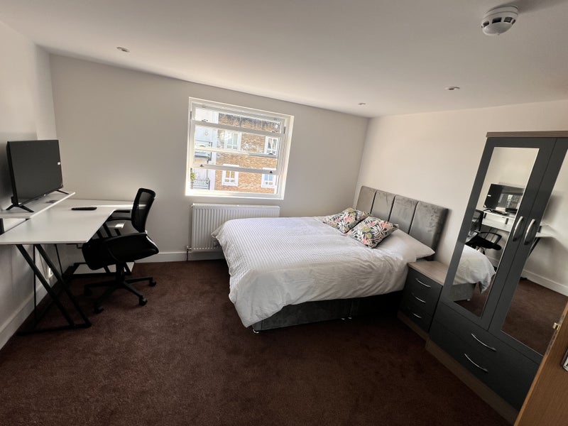 Room Merrow Street in Greater London