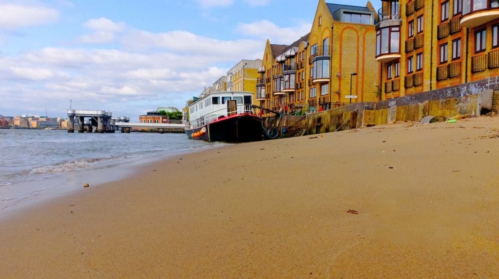 Flat Rotherhithe Street in Greater London