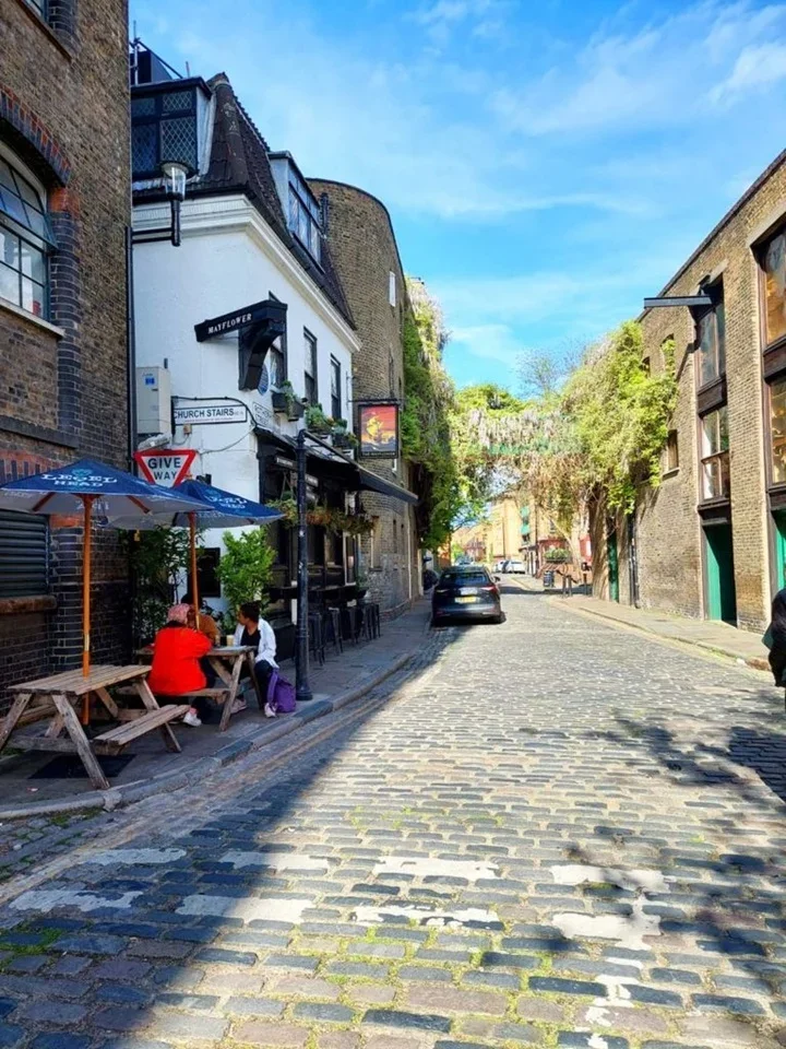 Flat Rotherhithe Street in Greater London
