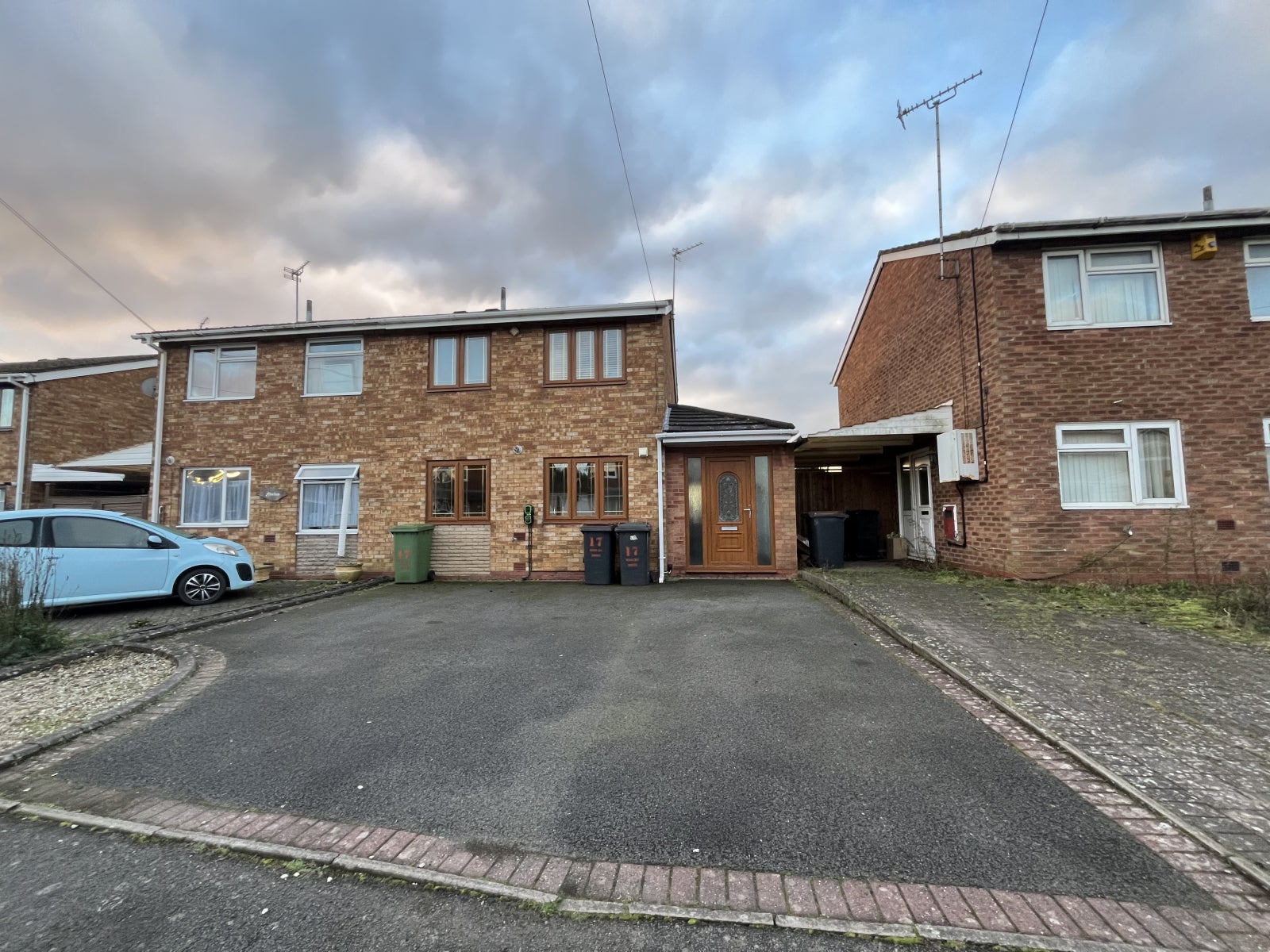 House Woburn Drive in Nuneaton and Bedworth