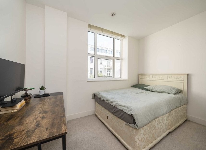 Flat Bromyard Avenue in Greater London