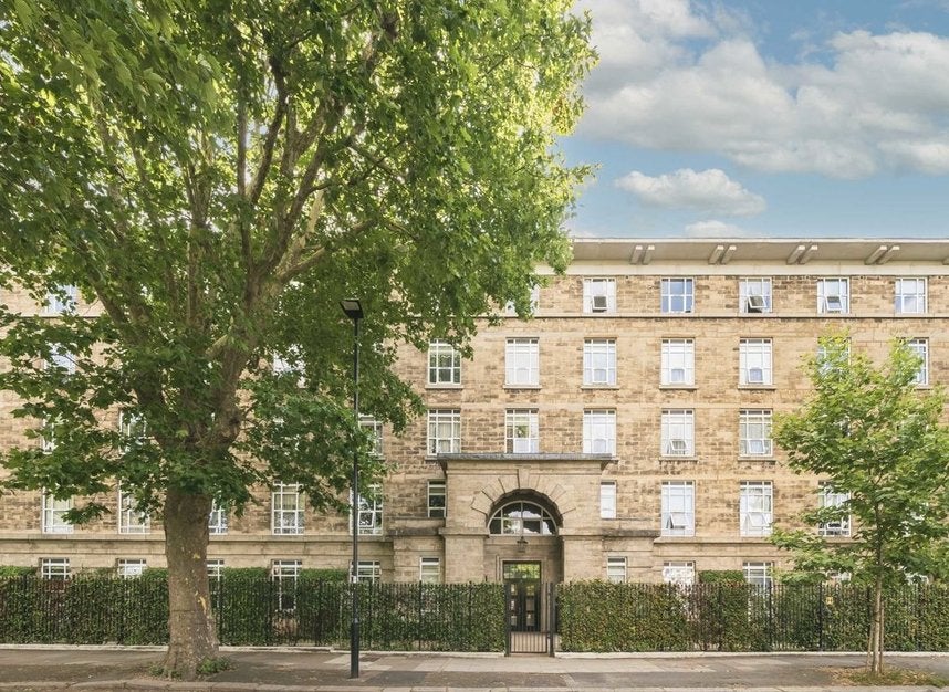 Flat Bromyard Avenue in Greater London