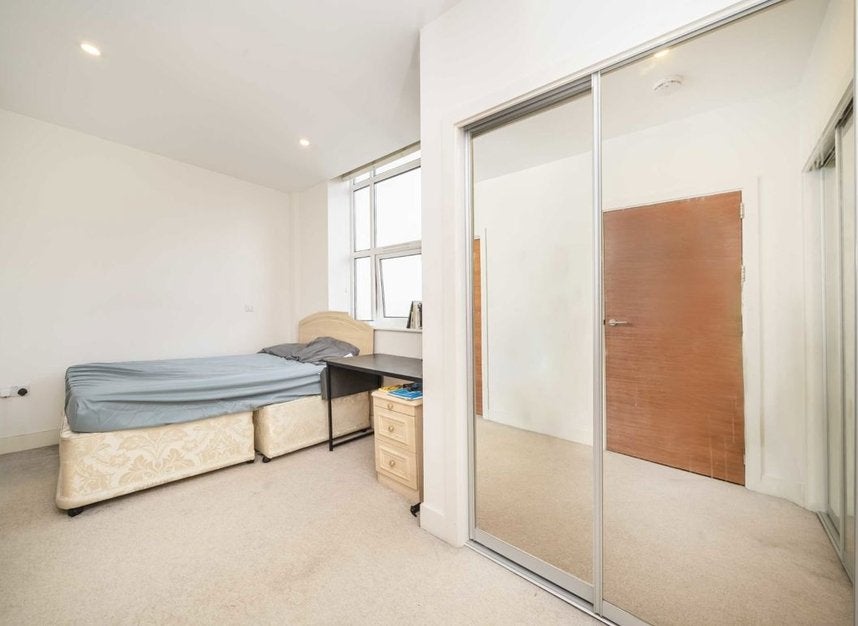Flat Bromyard Avenue in Greater London