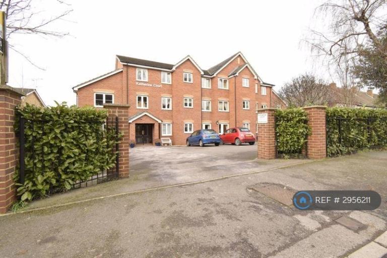 Flat Upper Gordon Road in Surrey Heath