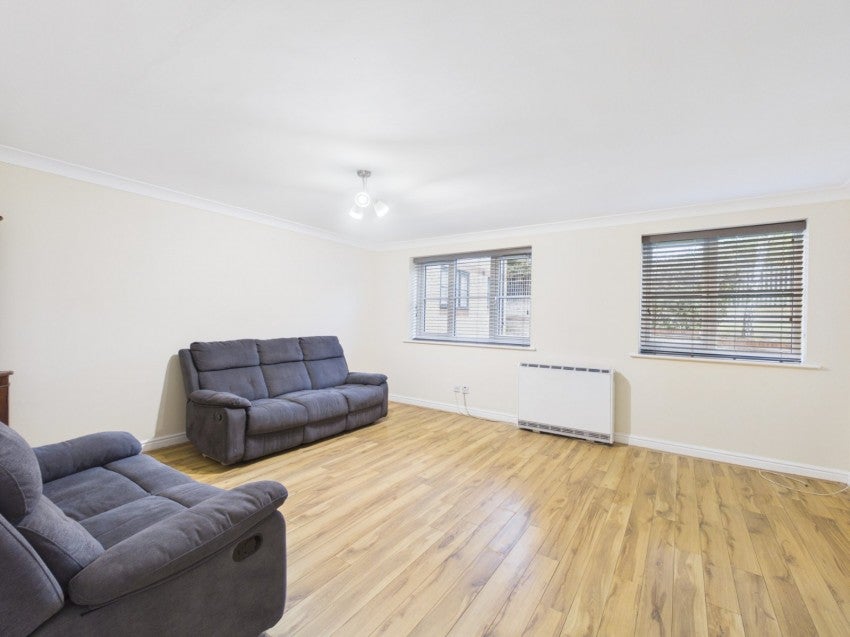 Flat Lovegrove Drive in Slough