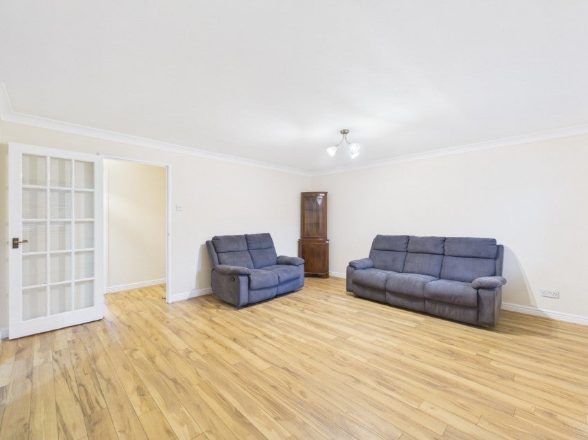 Flat Lovegrove Drive in Slough