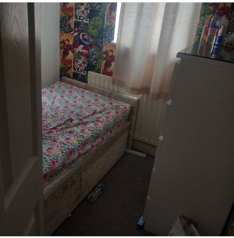 Room Moorland Drive in Leeds