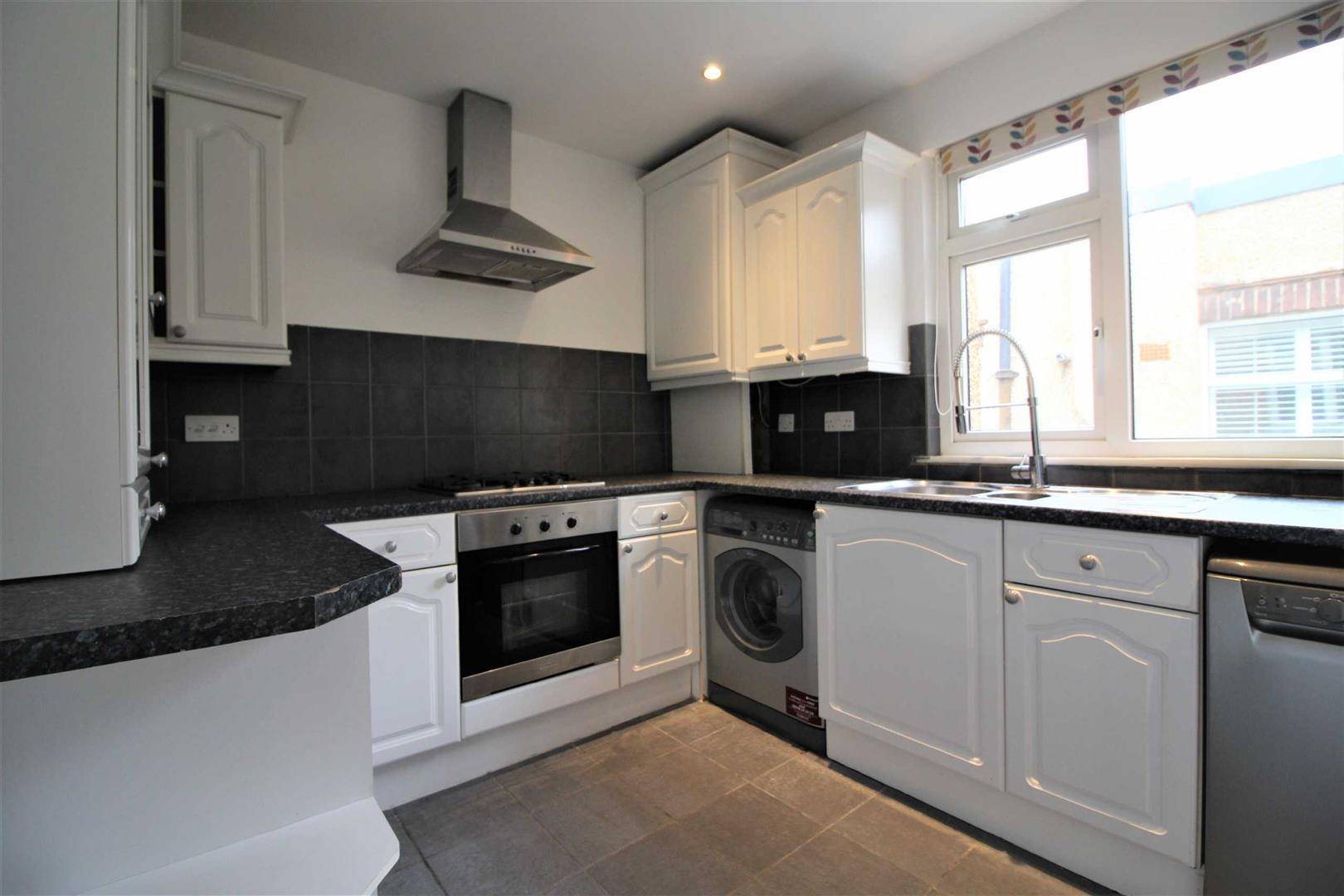 Flat Primrose Road in Greater London