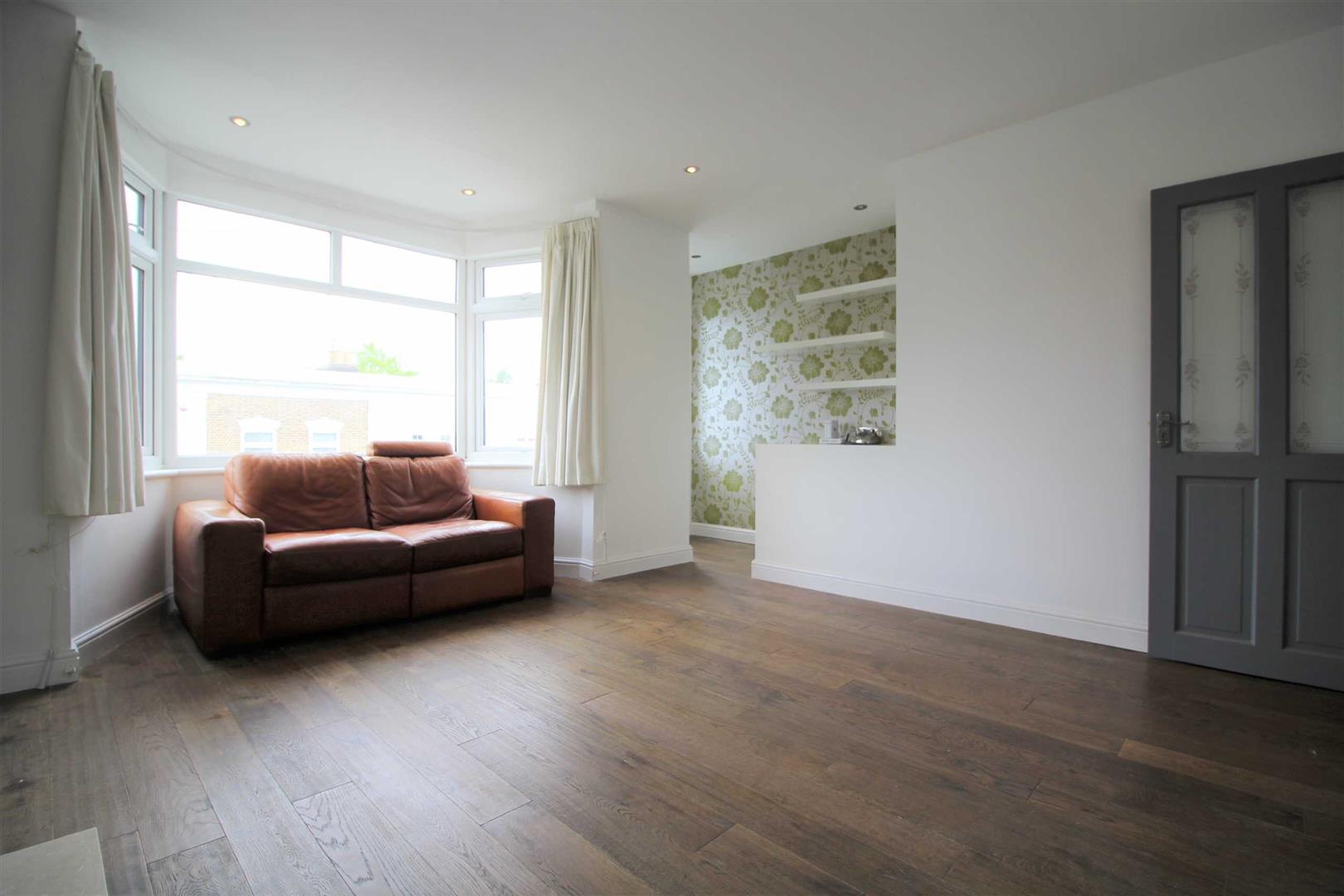 Flat Primrose Road in Greater London