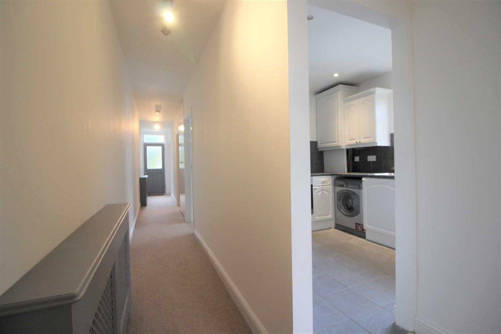 Flat Primrose Road in Greater London