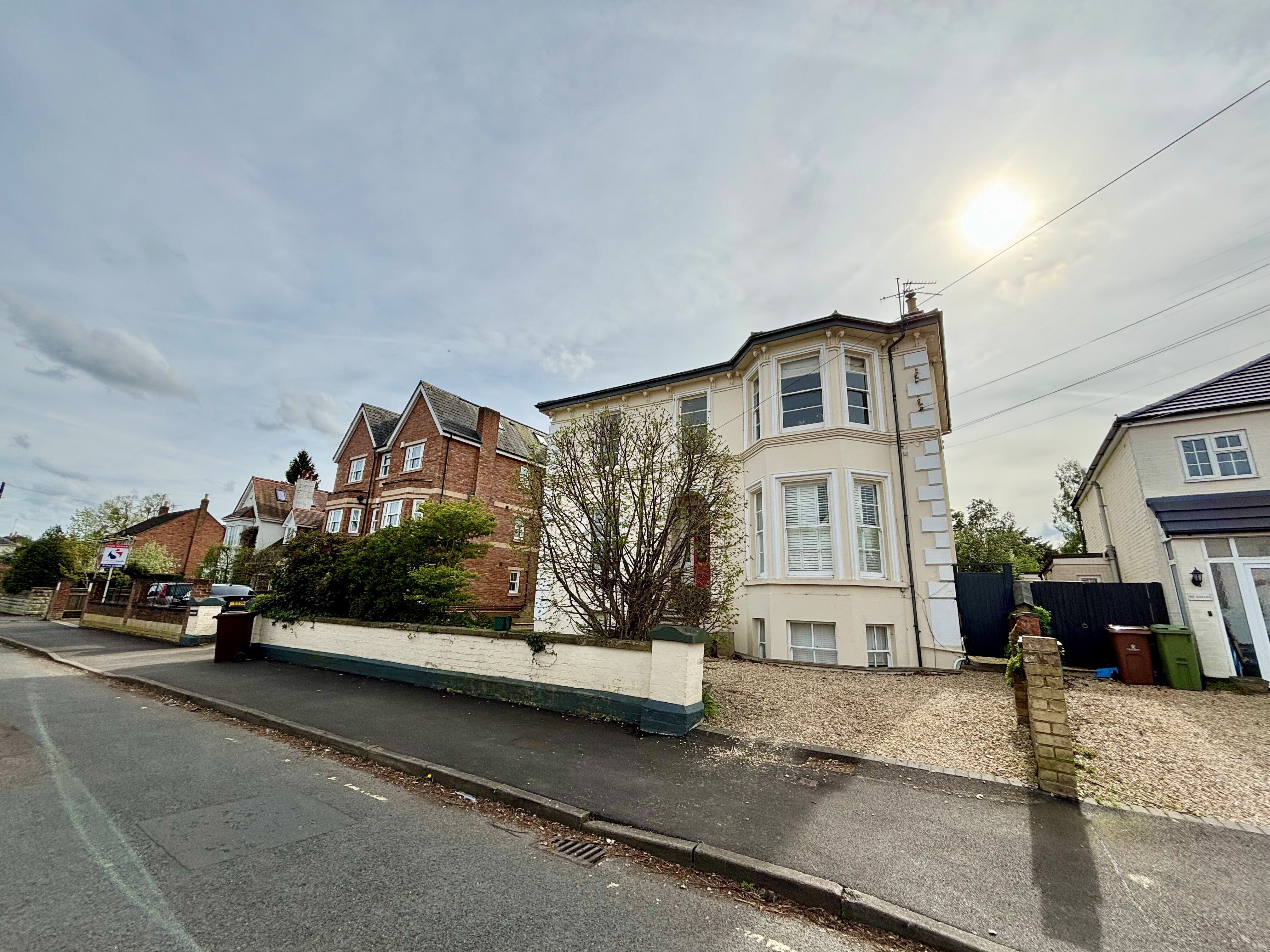 Flat Fairmount Road in Cheltenham
