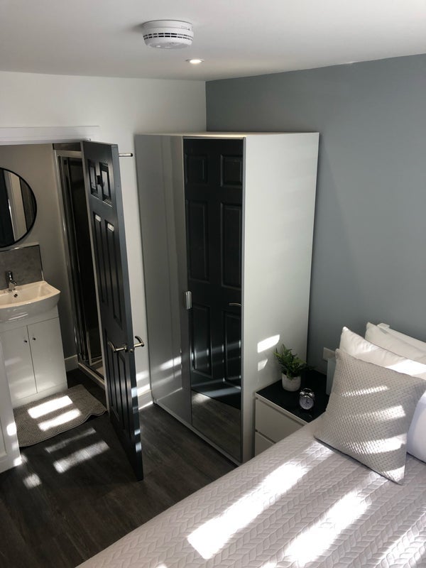 Room Ardingly Close in Crawley