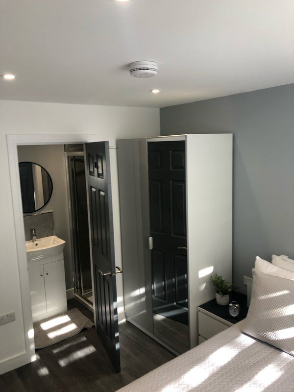 Room Ardingly Close in Crawley