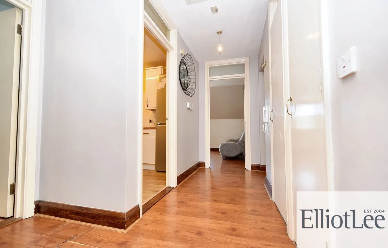 Flat Union Road in Greater London